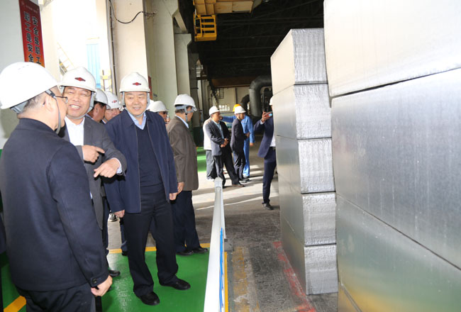 河南省企業(yè)聯(lián)合會、企業(yè)家協(xié)會會長梁鐵山一行到萬基控股集團調(diào)研指導(dǎo)工作
