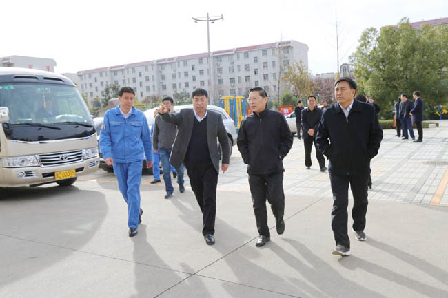縣委書記劉冠瑜、縣長郅書安到萬基花園一小區(qū)視察指導工作
